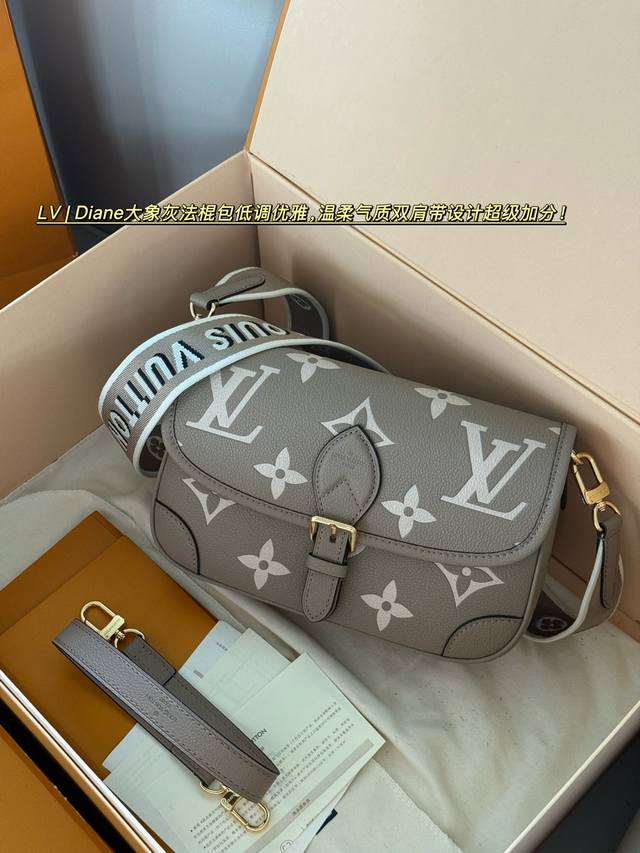 Cowhide leather with box Size: 25*17cm L's Diane baguette handbag Super hard to