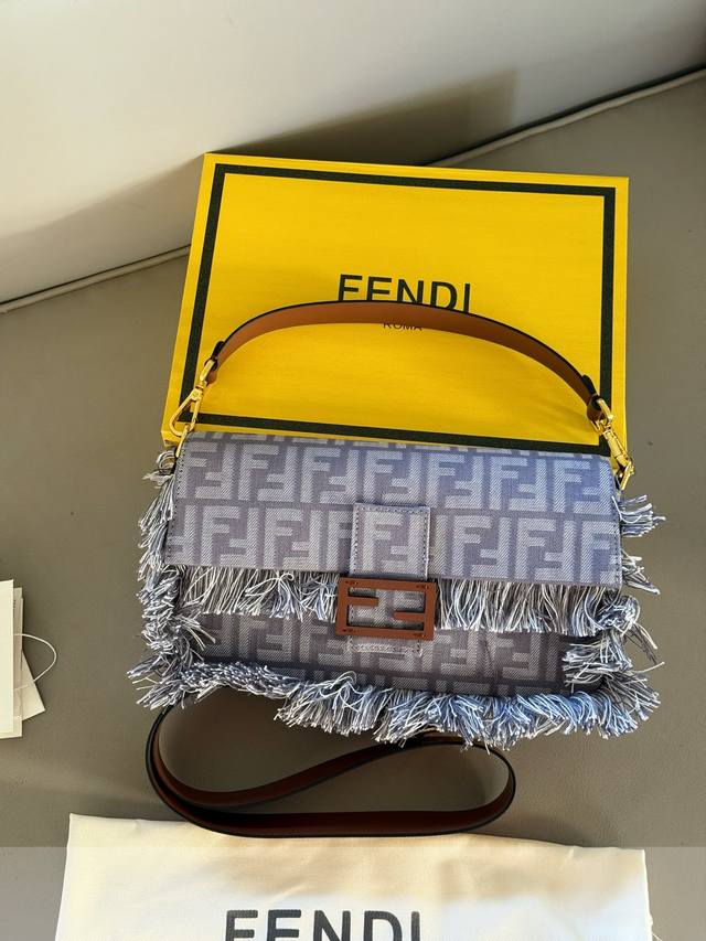 Comes with box Size: 26*16cm Large Fendi F family baguette bag Can be carried b