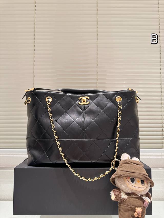 Replica version with pendant Chanel | Haute Couture Bucket Bag The highlight of