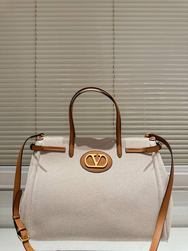 Size 35.26 Valentino handbag can be worn crossbodyVery retro feelHigh-end yet el