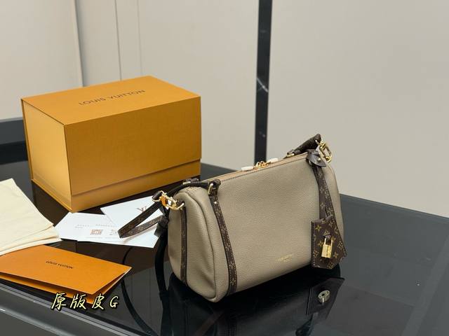 comes with a folding box airplane box Size: 25*17Cm Lv Express new product Get
