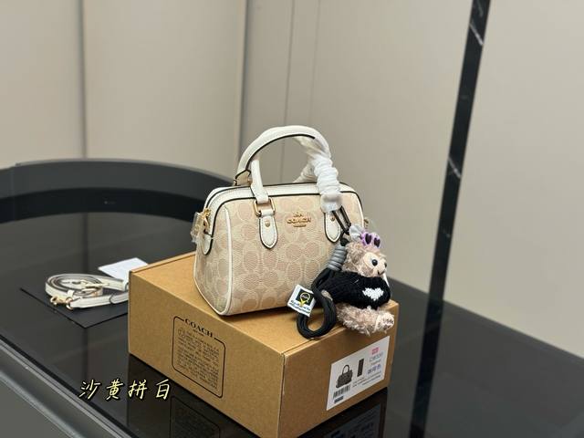 Comes with a complete set of accessories Size: 18*12cm Coach Mini Pillow Bag Ne