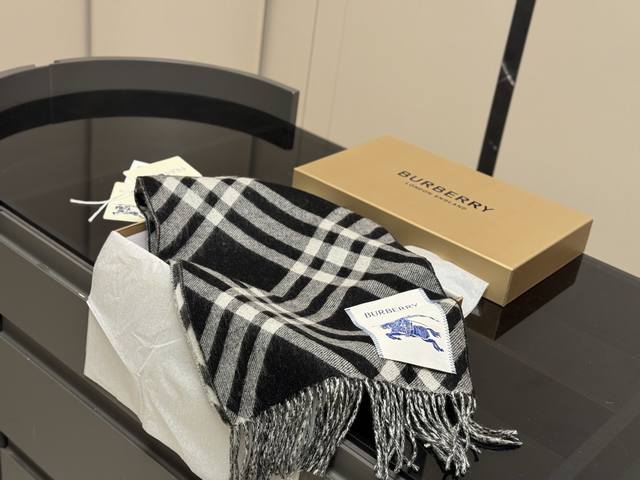 Cashmere scarf with box Size: 180cm*30cm Burberry cashmere scarf The most class