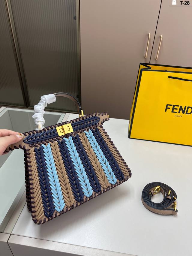 Fendi woven kitten Fendi strongly recommends Fendi classic pkb bag has a new sty