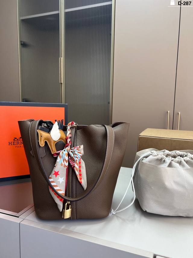 Cowhide with lining Hermes Hermes shopping basket made of cowhide material. If