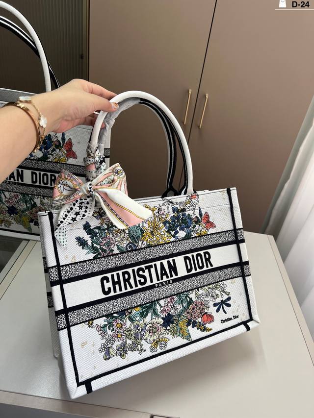 Small Dior Dior Tote Book Super large capacity and very durable Carry it on the