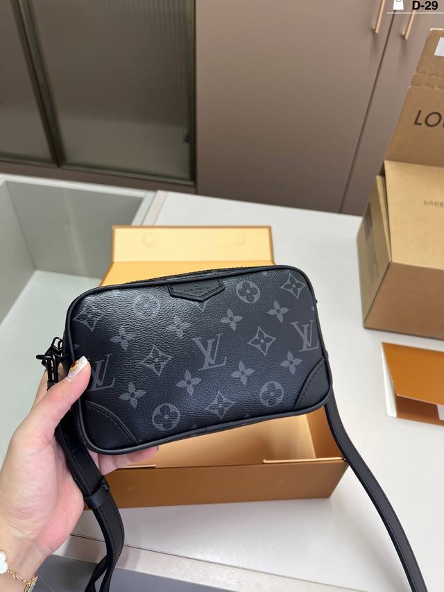 Lv Louis Vuitton camera bag shoulder crossbody bag easily fits daily belongings.