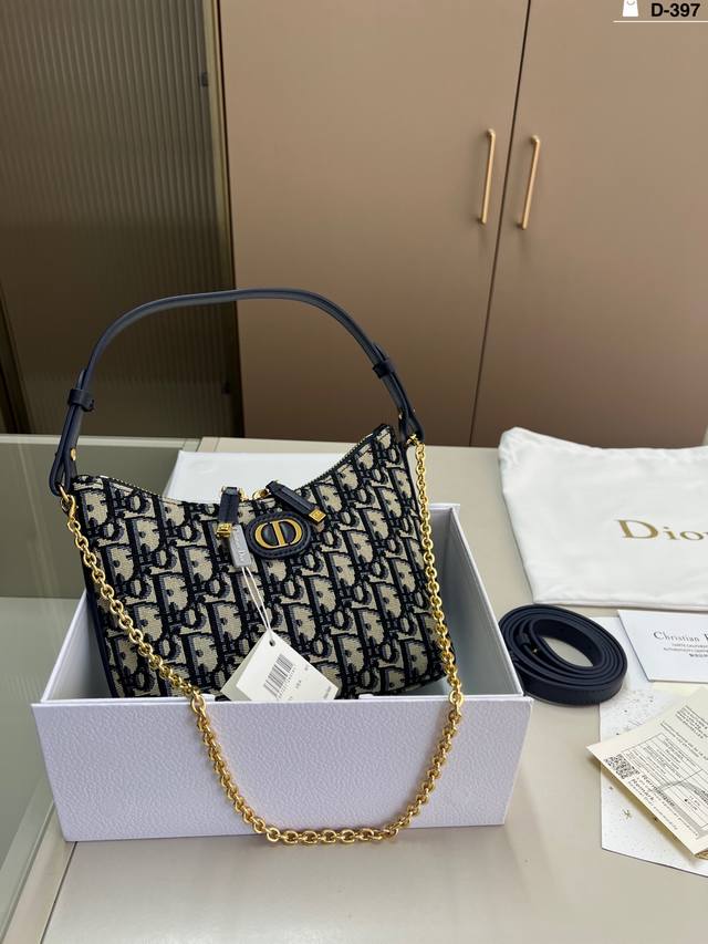 Dior chain lunch box bagThis small lunch box bag has a very unique shape~ It is