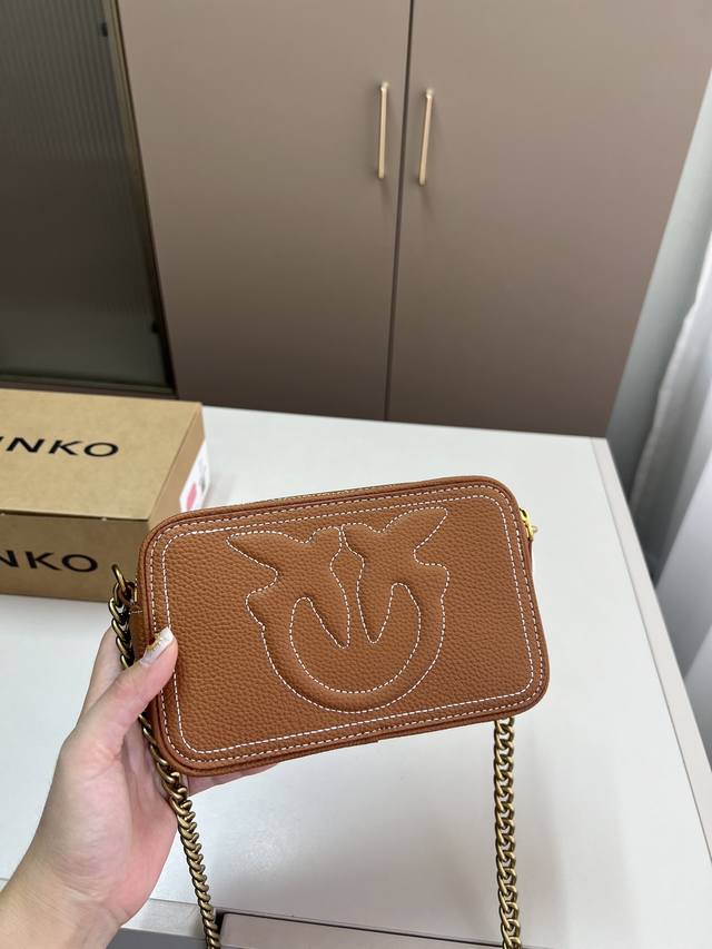 Swallow camera bag, soft rectangular shapeShiny leather embossed bird logoExquis