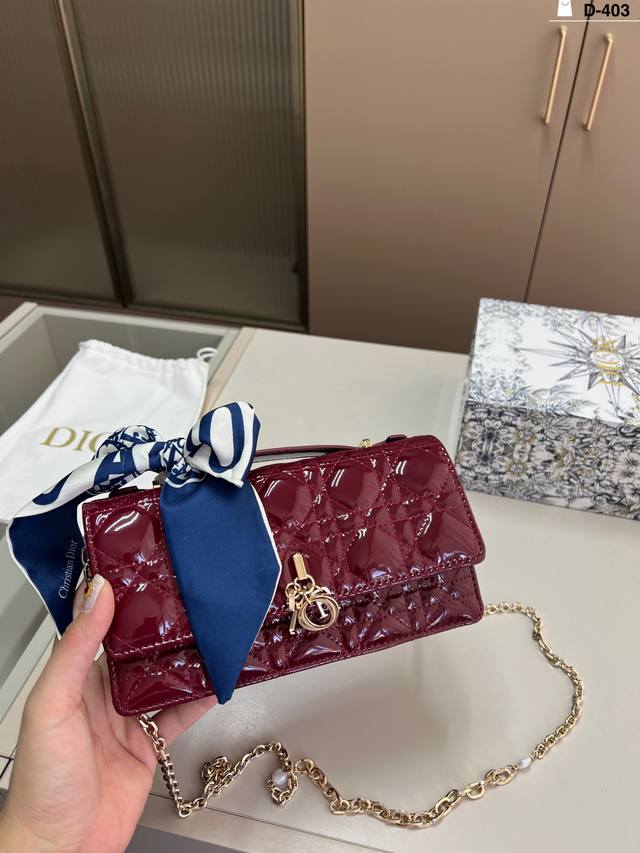 Dior Miss Pearl Chain Bag is simply irresistible, super elegant and high-end. A