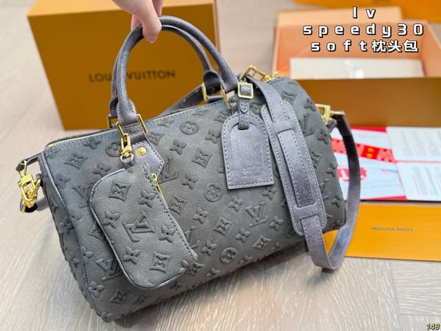 Lv Louis Vuitton's new Speedy Soft pillow bag features a detachable shoulder str