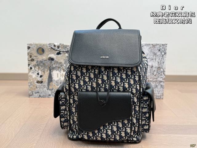Dior BackpackHigh-end and stylishA backpack that will turn headsLightweight and
