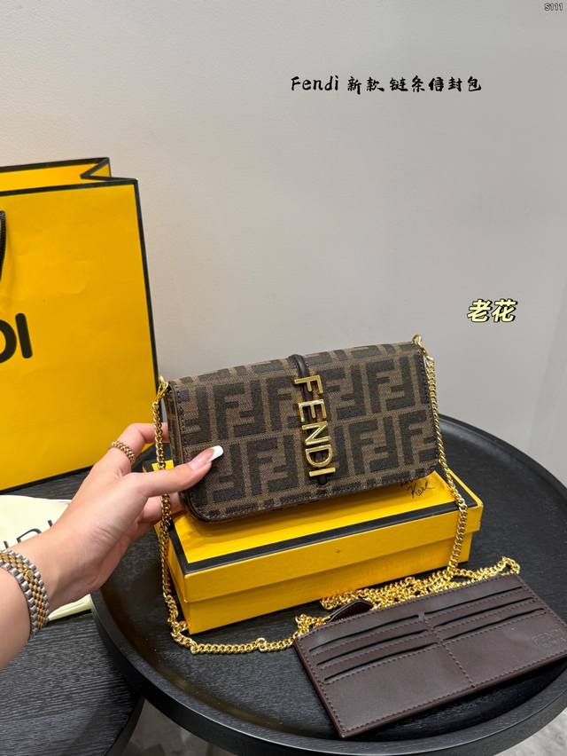 comes with a box. This Fendi chain bag is an envelope! This is a stunning piece