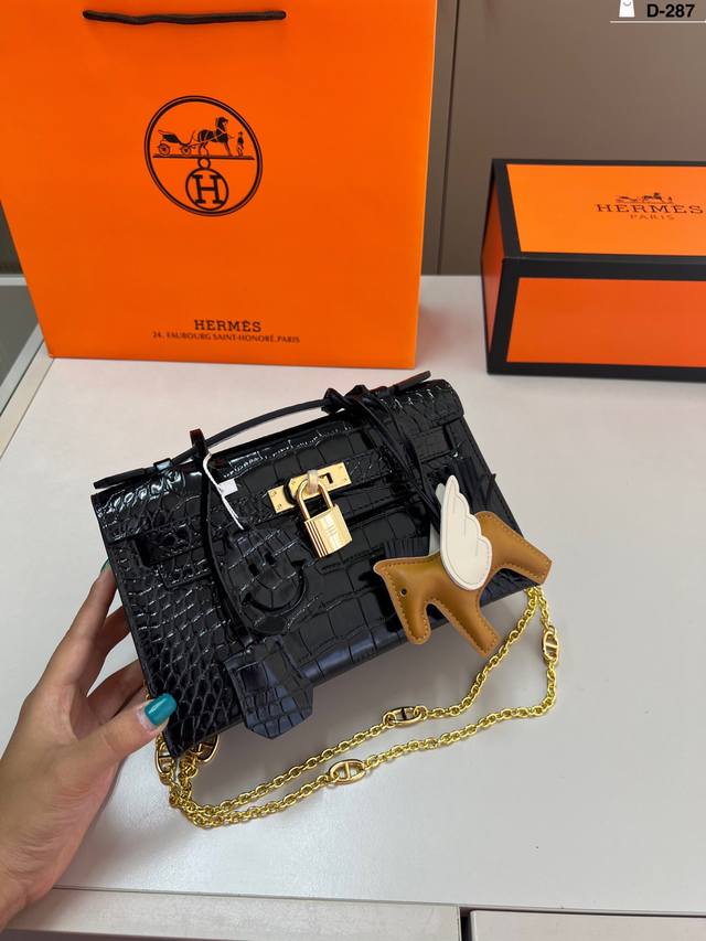 Cowhide Hermes Mini Kelly, the first generation, is really amazing. It comes wi