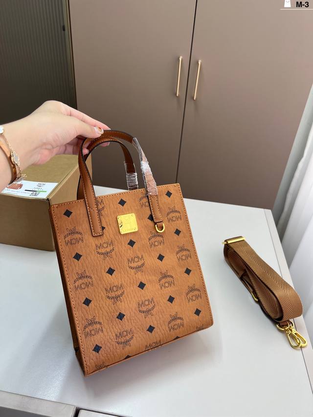 Mcm sheet music bag is very suitable for starting with! Versatile and practical!