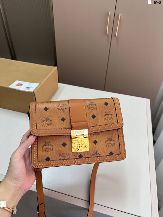 Mcmtracy chain bag The overall design is simple but not simple, the delicate cha