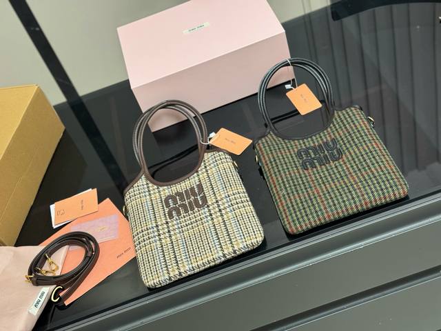 With boxSize: 20*21cm Miumiu new tote The style is so strong this yearSo many hi