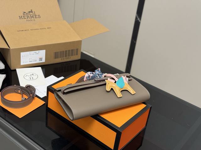 comes with a folding box and airplane box Size: 28.15cm Herm