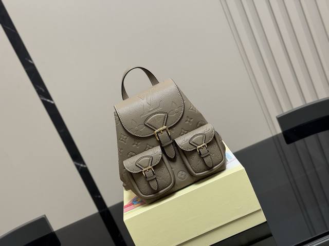 Comes with box Size: 19*23cm Lv new mini backpack, So gentle~ How can you resis