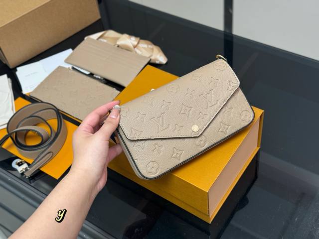 Comes with a folding box Size: 22*13Cm Lv three-piece set The best and most con