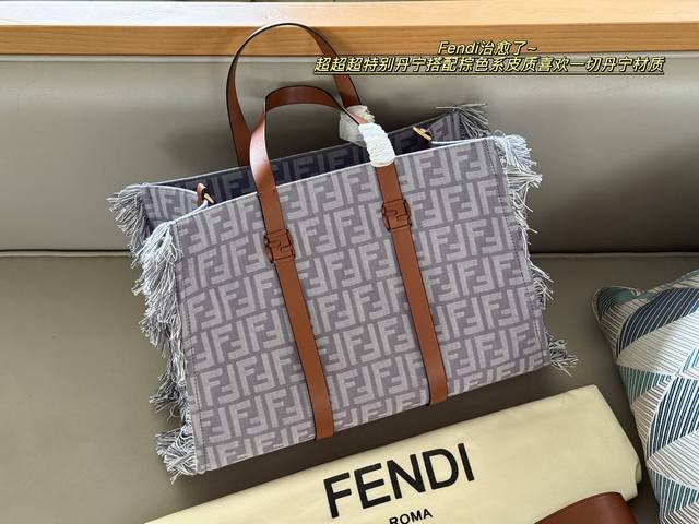 Denim without box Size: 40*30cm Fendi tassel shopping bag Tote New tote bag in M