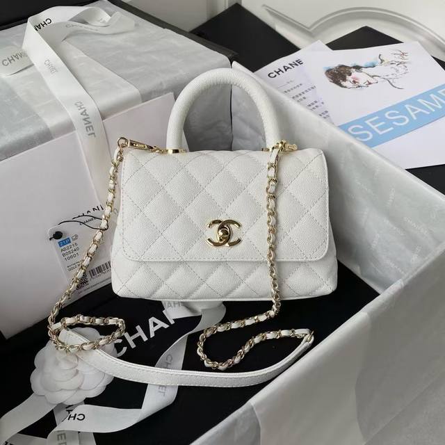 Mini 2215 flap handbag. This season's hottest mini size Cocohandle classic is al