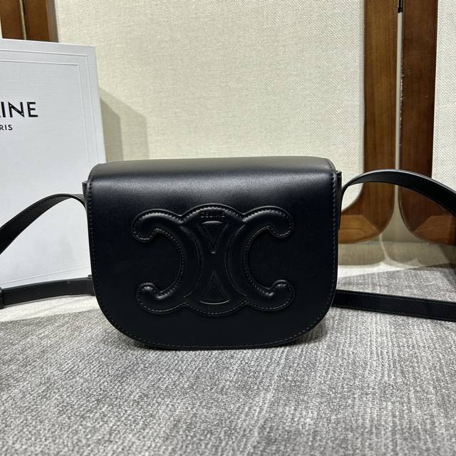 Celine 22S new arrival, the all-new Cuir Triomphe collection. Folco Cuir Triomph