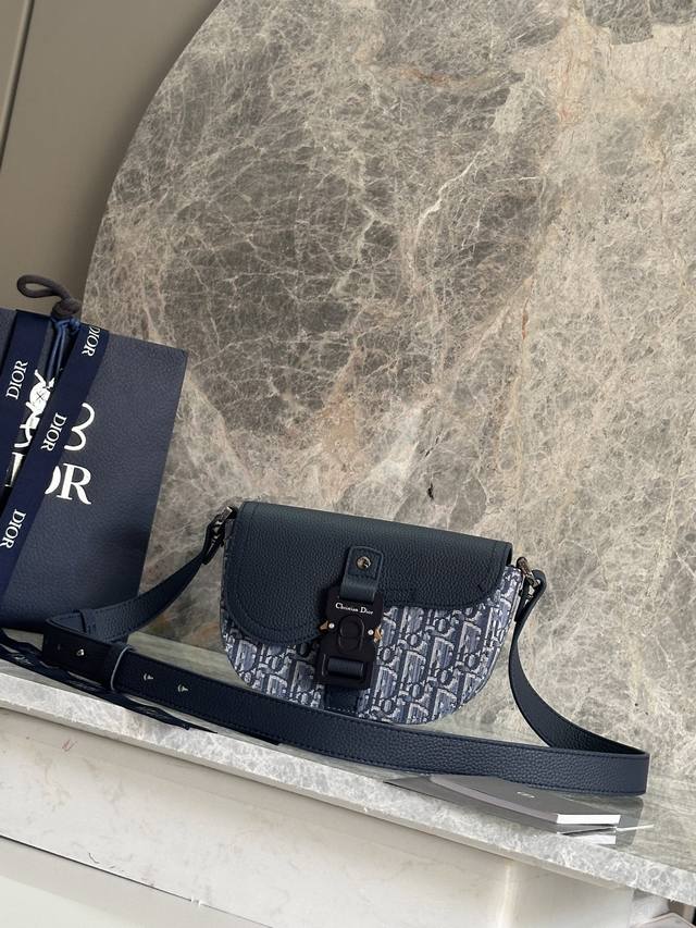 Authentic GradeThis Saddle messenger bag features a stylish design with a flap,