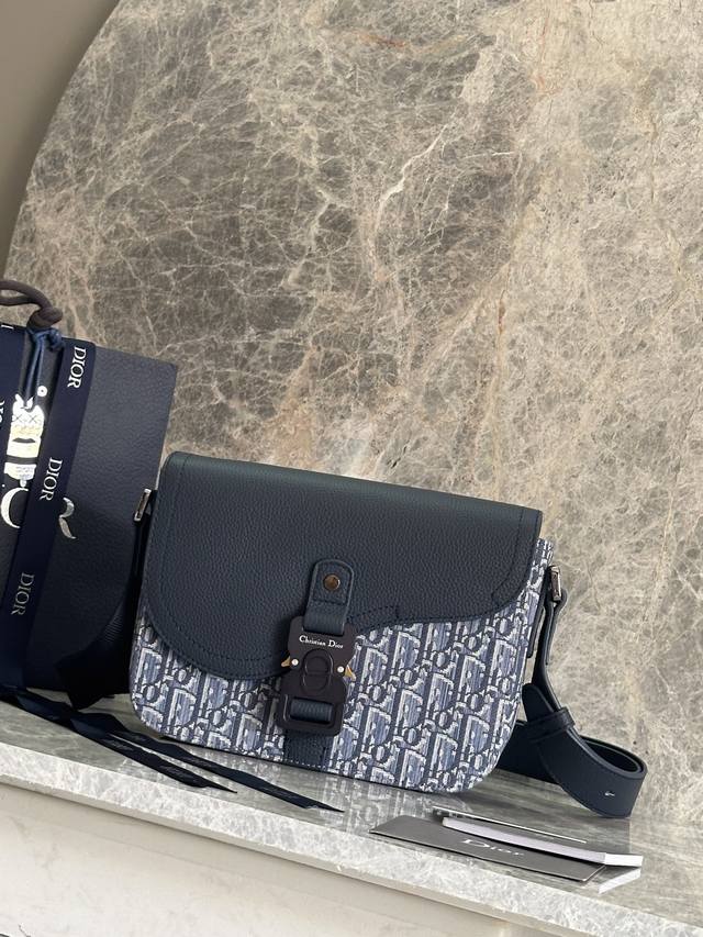 Authentic gradeThis saddle messenger bag is exquisite and stylish. Crafted from