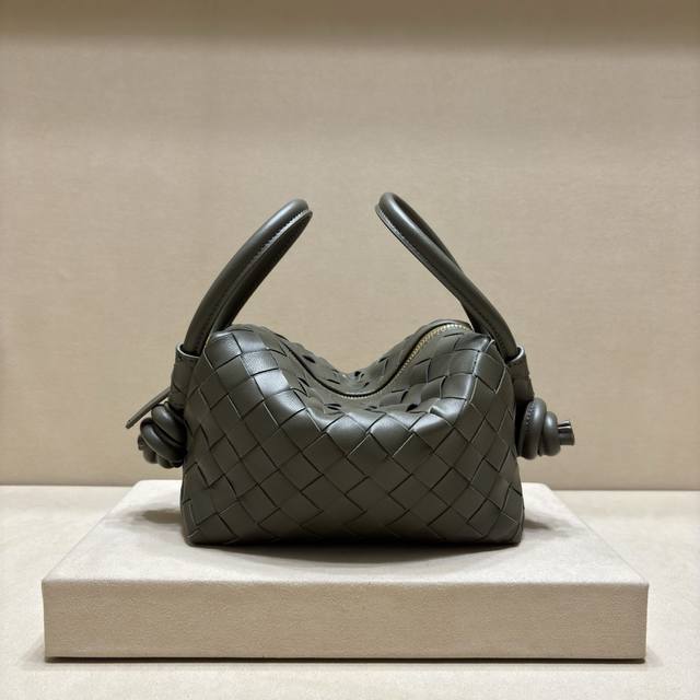 Original leather New classic Loop with a new design. The oversized buckle can b