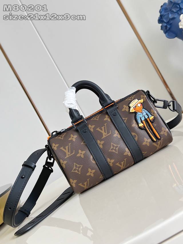 Original leather Exclusive photo M80201 This Keepall Nano men's handbag is a sm