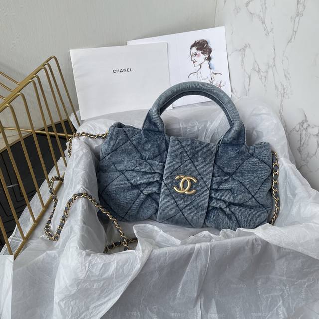 Chanel 25C Bow from the Fall/Winter Runway! Bag Design and Style Analysis: Dive