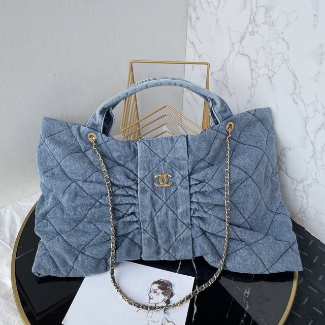 Oversized! Chanel 25C Fall/Winter Catwalk Bow! Bag Design and Style Analysis: Di