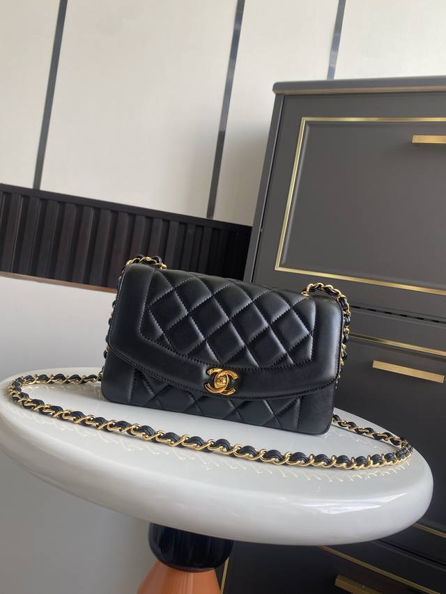 In stock~ Chane vintage CF chain bag in black lambskin The soft and velvety lea