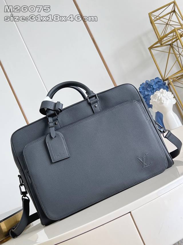Exclusive photo M26075. This Weekender Bag features waxed cowhide leather, a to