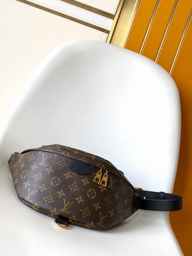 163C01 Chip M43644 Black Leather Premium Original Bumbag. Crafted from classic M
