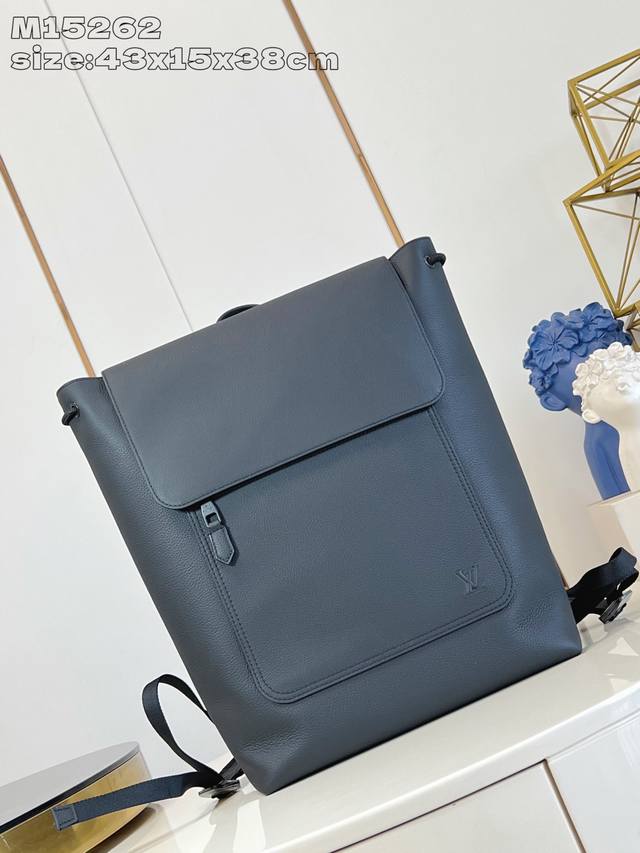 The premium original M15262 Fastline Backpack is crafted from soft, durable wax