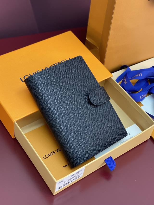 R20005 Crossgrain Black Chip Edition! Small loose-leaf planner cover. Made from