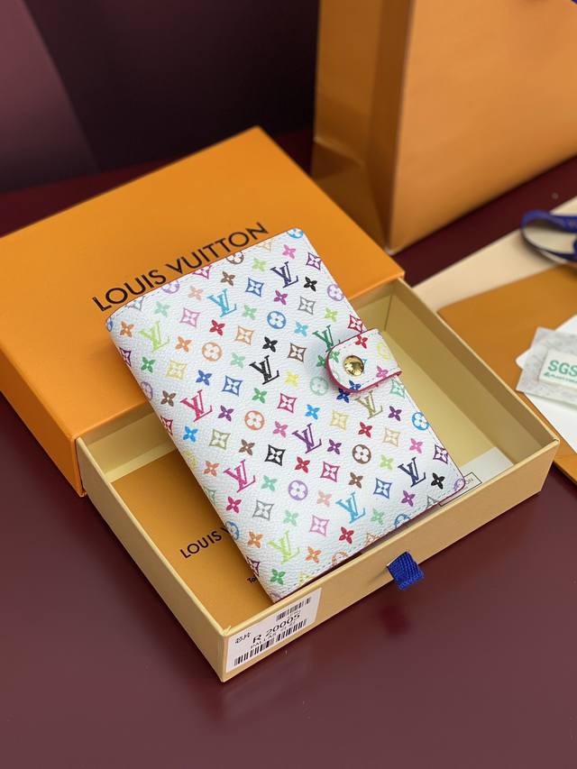 R20005 White chip edition! Small loose-leaf notebook cover. Made of Monogram can