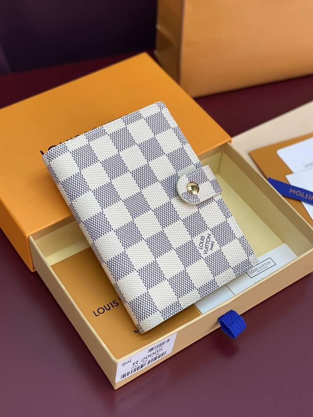 R20005 White checkered chip edition! Small loose-leaf notebook cover. Made of Mo