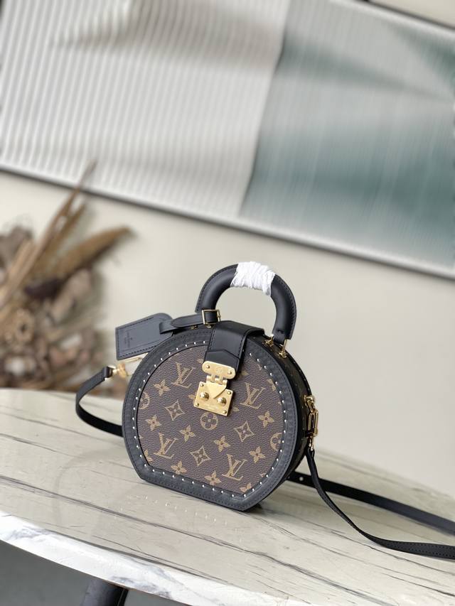 M15293 Inspired by the brand's classic hatboxes from the late 19th century, this