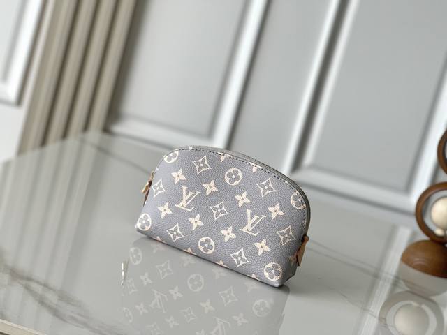 Exclusive photos of the chip-coded version M12440. Silver-gray cosmetic bag col