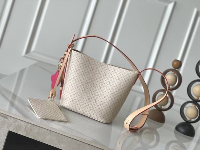 Exclusive Photos M15130 Dynamic 163 Louis Vuitton showcases the vibrant energy