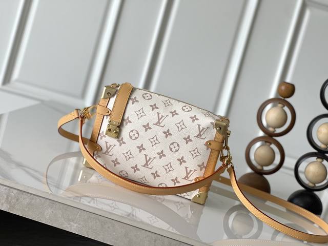 The chip-coded version 26287 White Floral Side Trunk Medium handbag features th