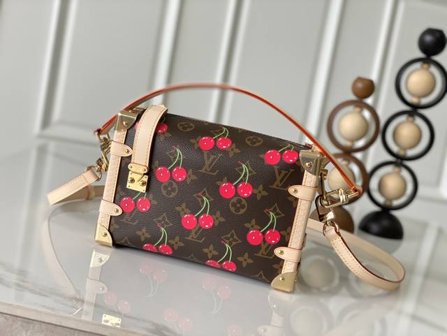 Exclusive photo of the chip-coded version (M14278). This Side Trunk Medium bag,