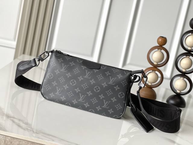 Exclusive photos of the chip-changing version (M11741). This Pochette Accessoir