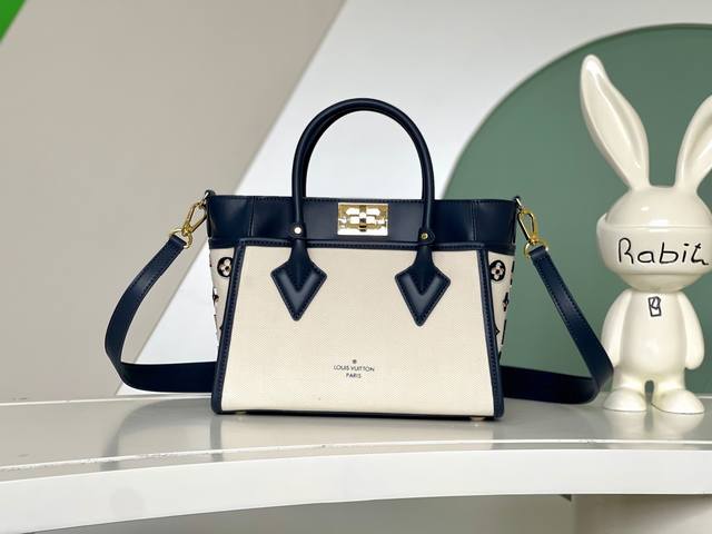 Haiyuan's own photo of the 22195 On My Side small handbag is crafted from coate