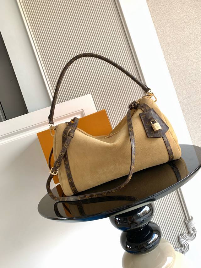 Super Dynamic ChipThis season's medium handbag is crafted for the modern woman.