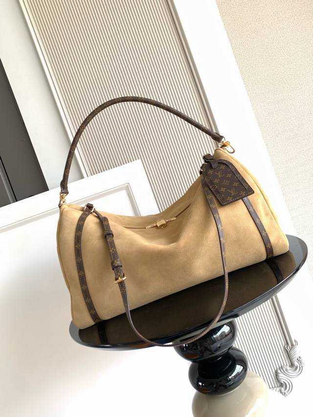 Super Dynamic Chip Large Handbags inject a gentle touch into the classic handbag