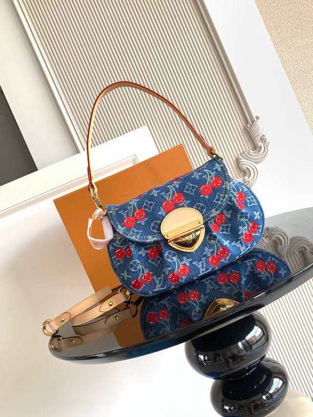 Super Dynamic ChipThis handbag is crafted from denim, sculpted with vintage touc